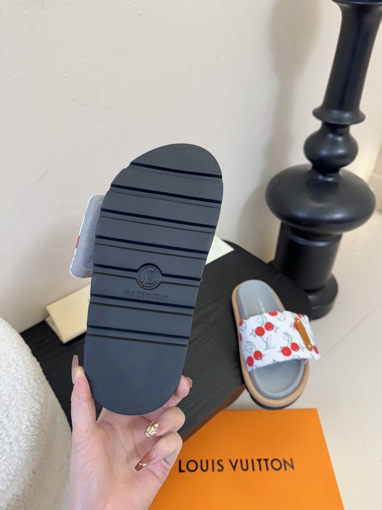 Шлепанцы женские фото 6