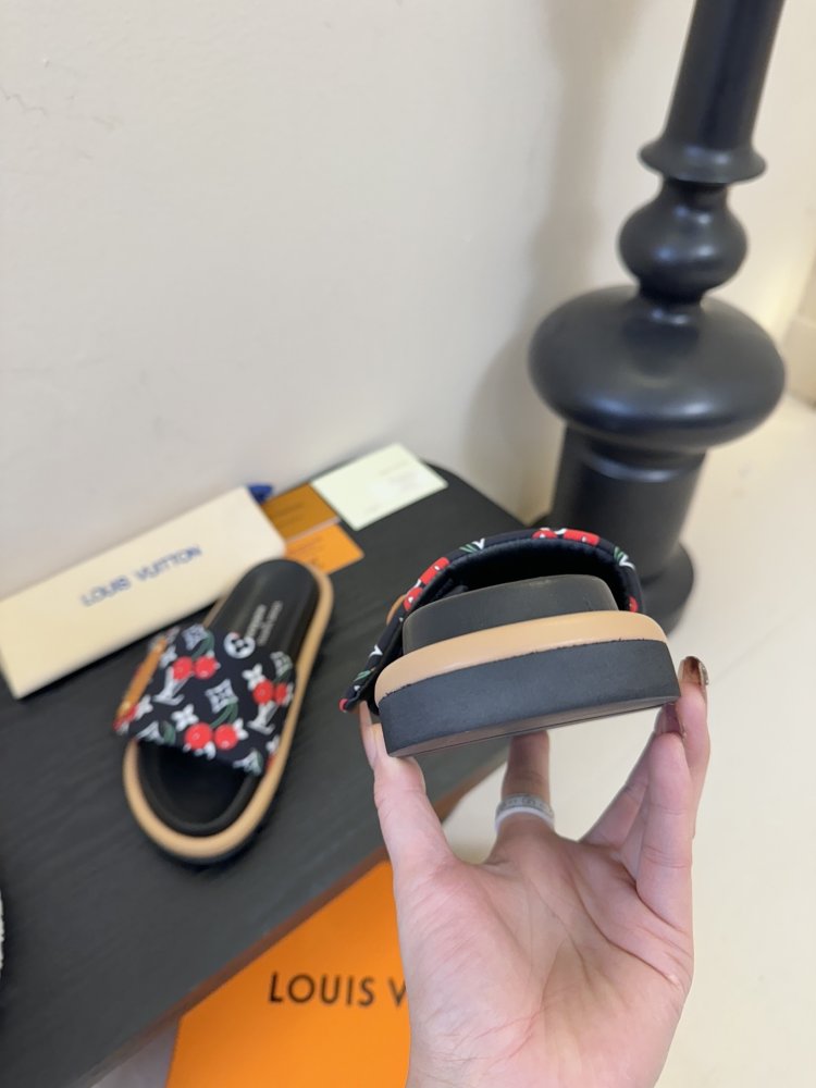 Шлепанцы женские фото 6