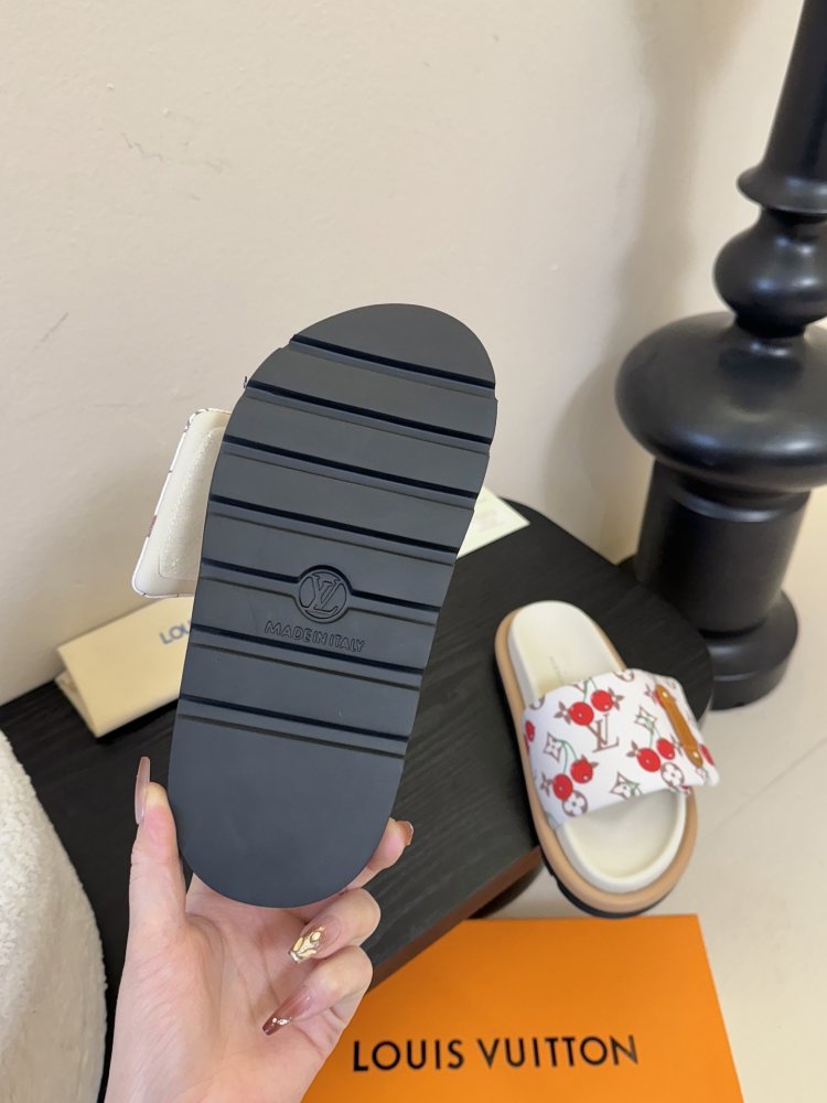 Шлепанцы женские фото 6