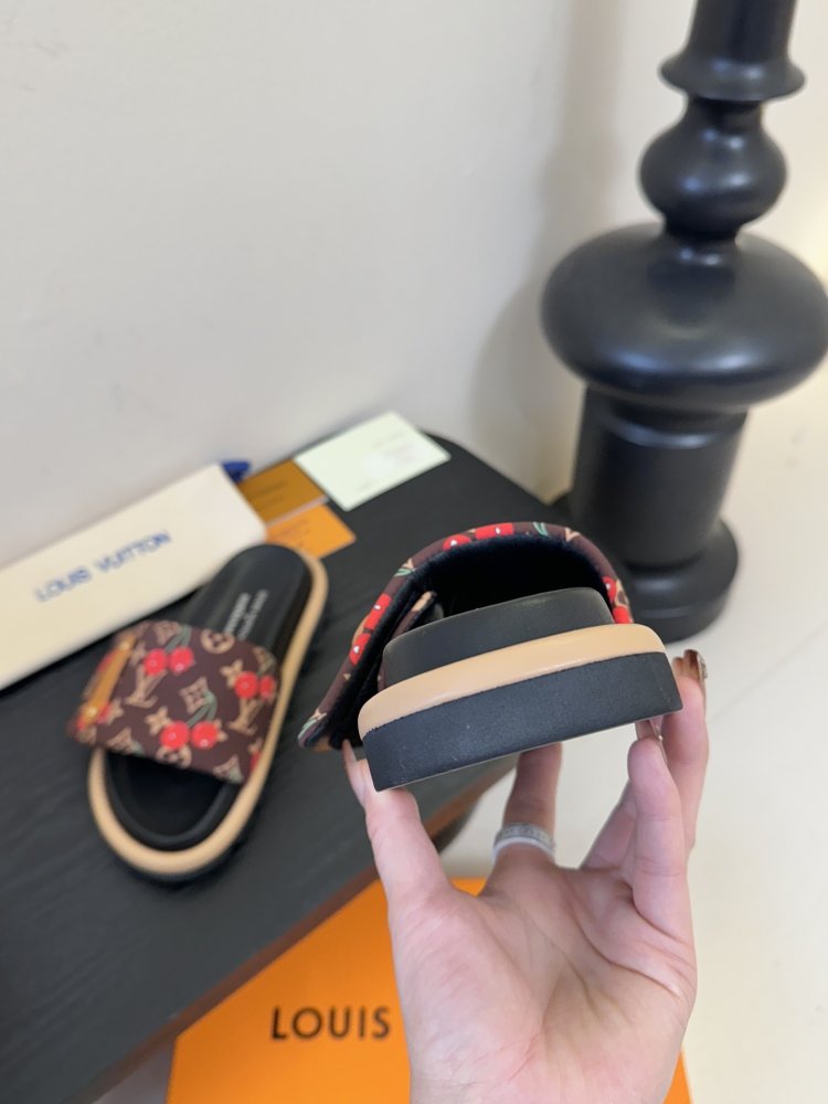 Шлепанцы женские фото 6