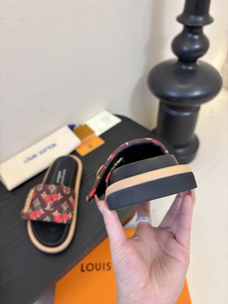 Шлепанцы женские фото 6