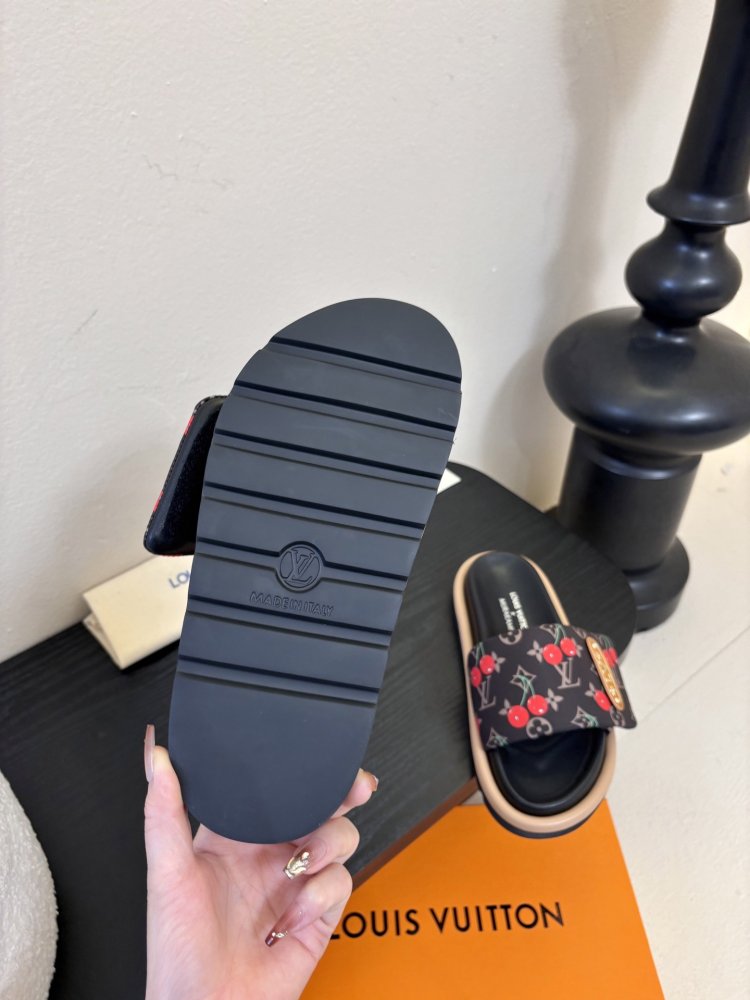 Шлепанцы женские фото 6