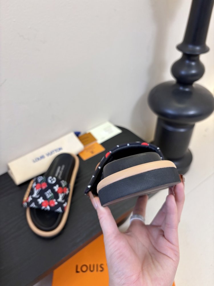 Шлепанцы женские фото 6