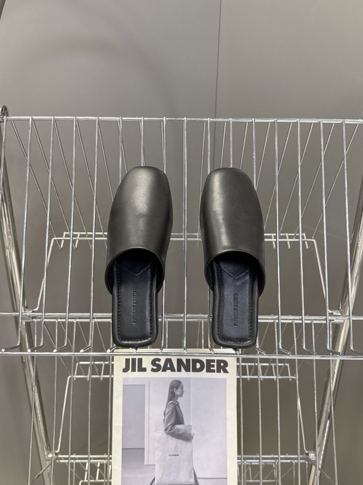 Шлепанцы женские фото 6