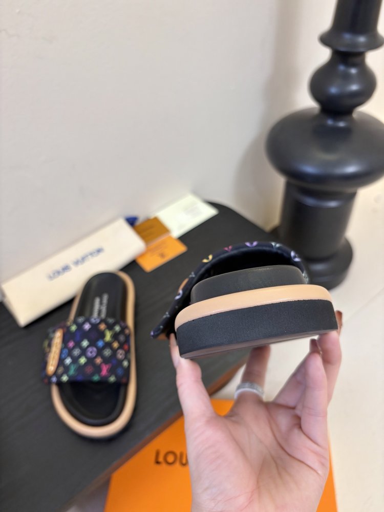 Шлепанцы женские фото 6