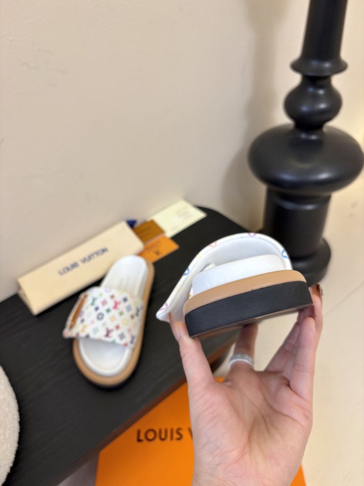 Шлепанцы женские фото 6