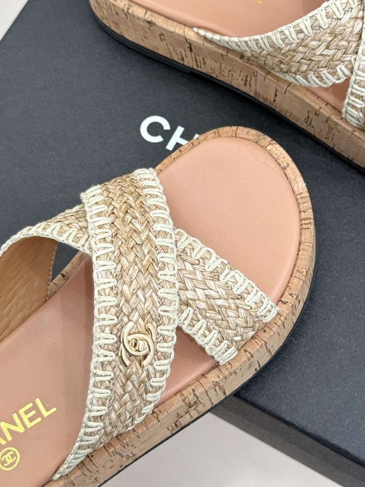 Шлепанцы женские фото 7