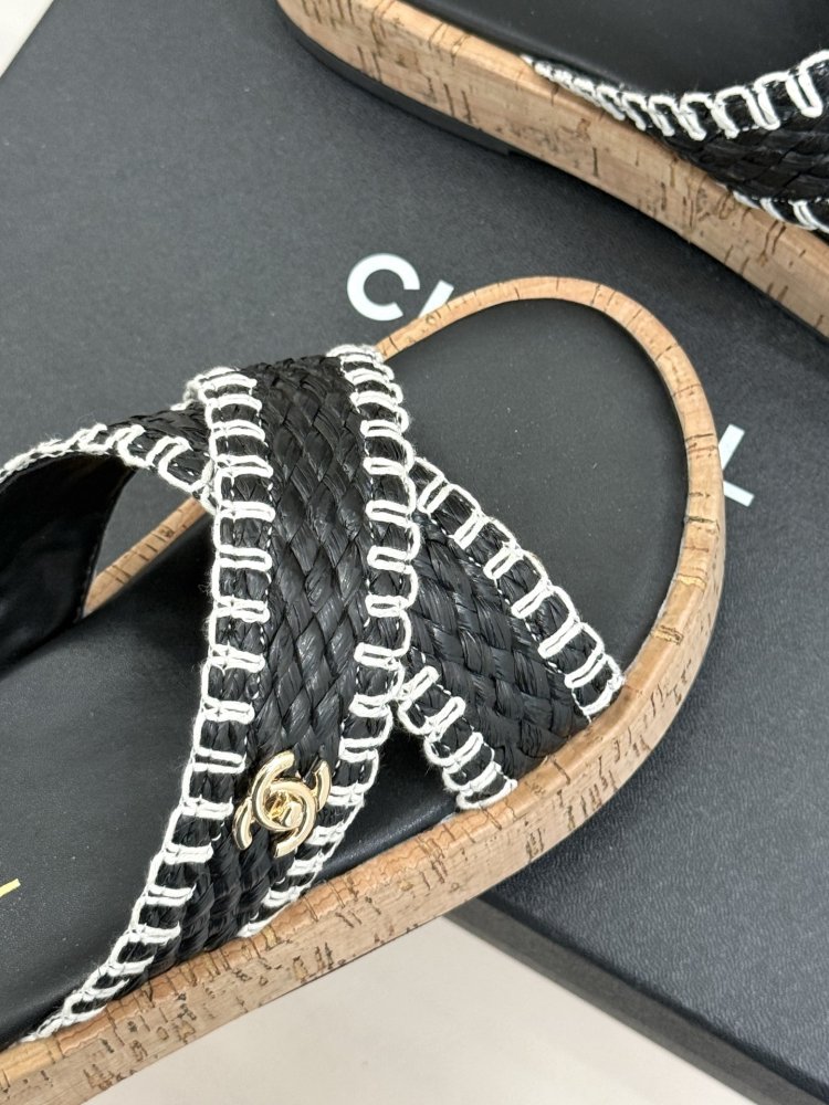 Шлепанцы женские фото 7