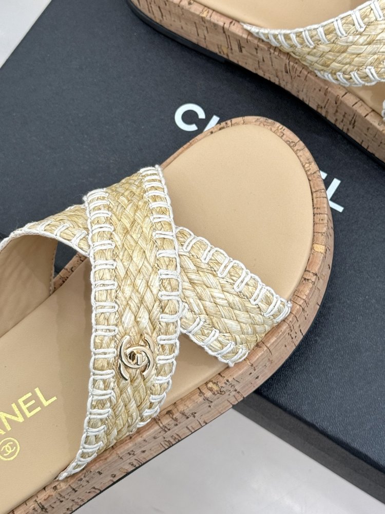 Шлепанцы женские фото 7