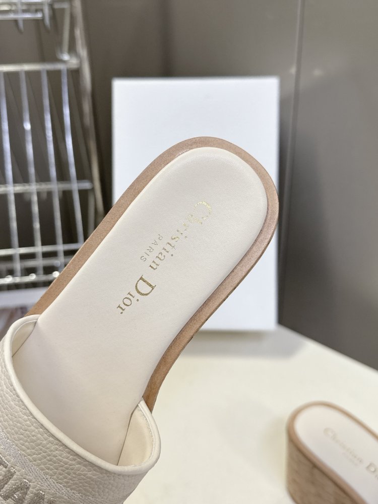 Шльопанці жіночі фото 7