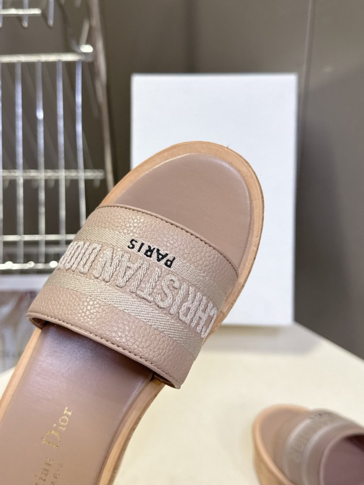 Шлепанцы женские фото 7