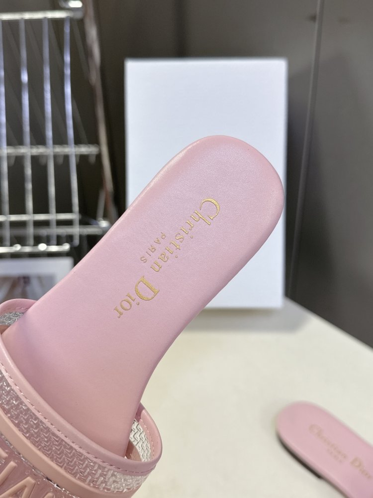 Шлепанцы женские фото 7