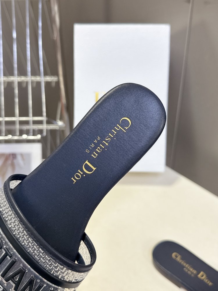 Шльопанці жіночі фото 7