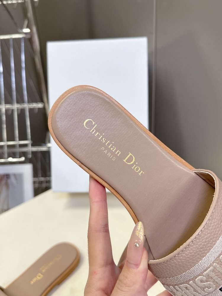 Шльопанці жіночі фото 7