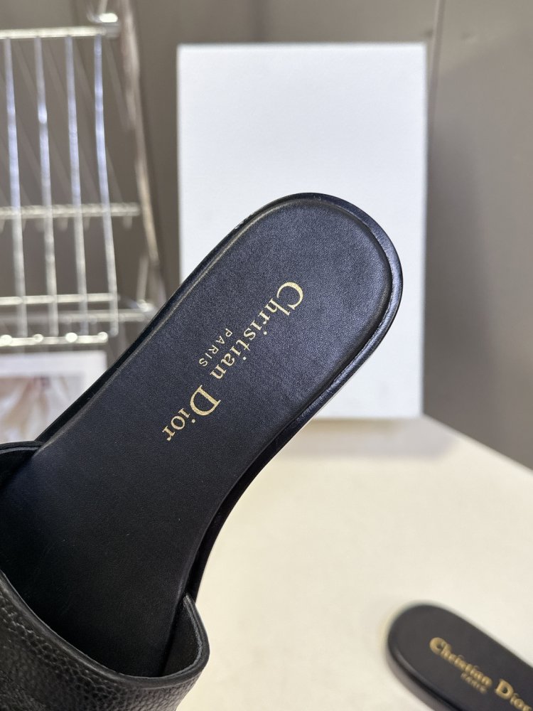 Шльопанці жіночі фото 7