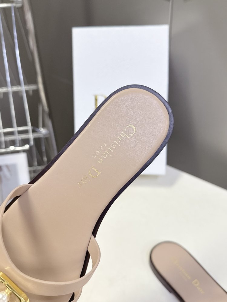 Шльопанці жіночі фото 7