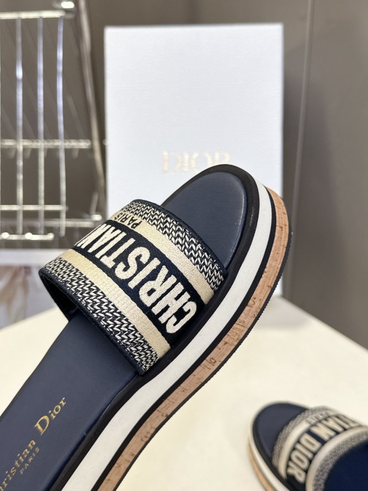 Шльопанці жіночі фото 7