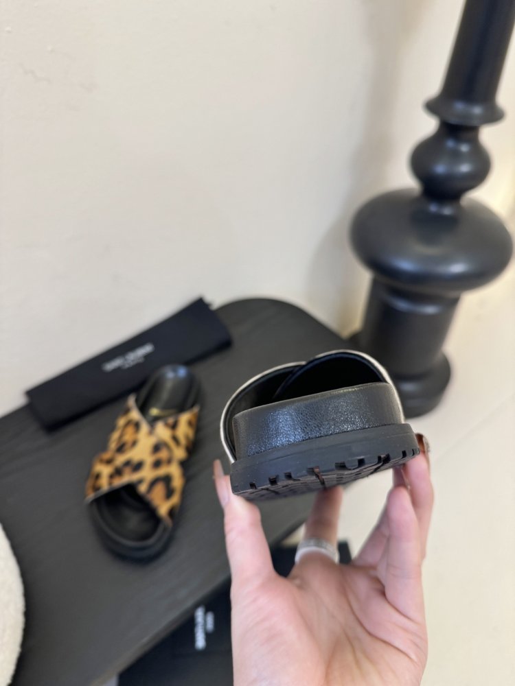 Шлепанцы женские фото 7