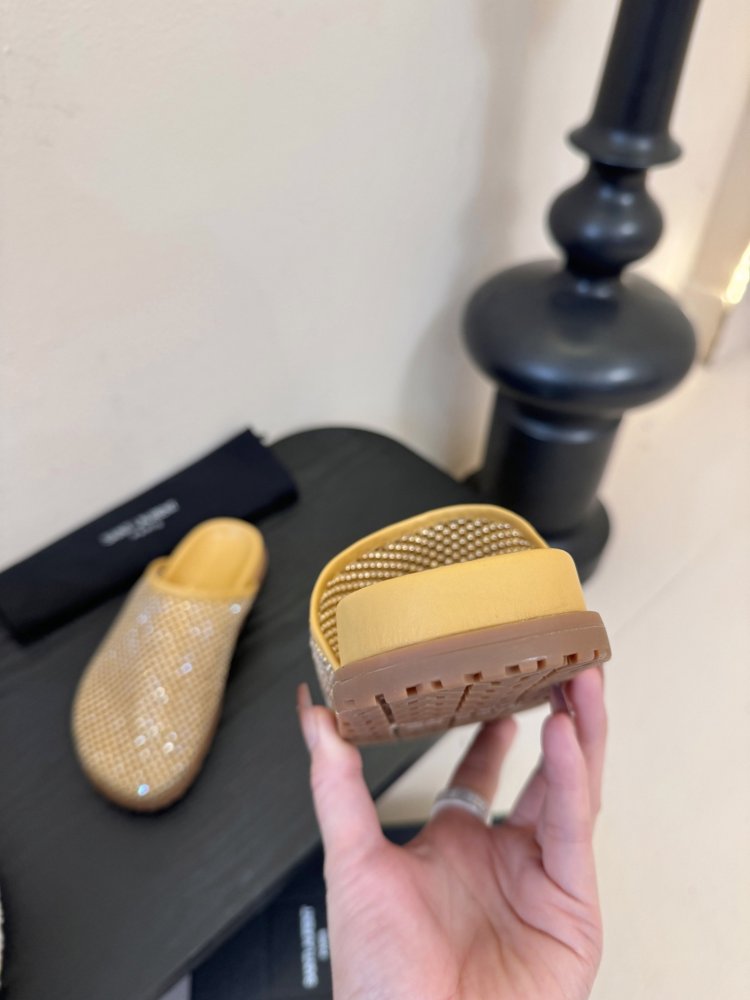 Шлепанцы женские фото 7