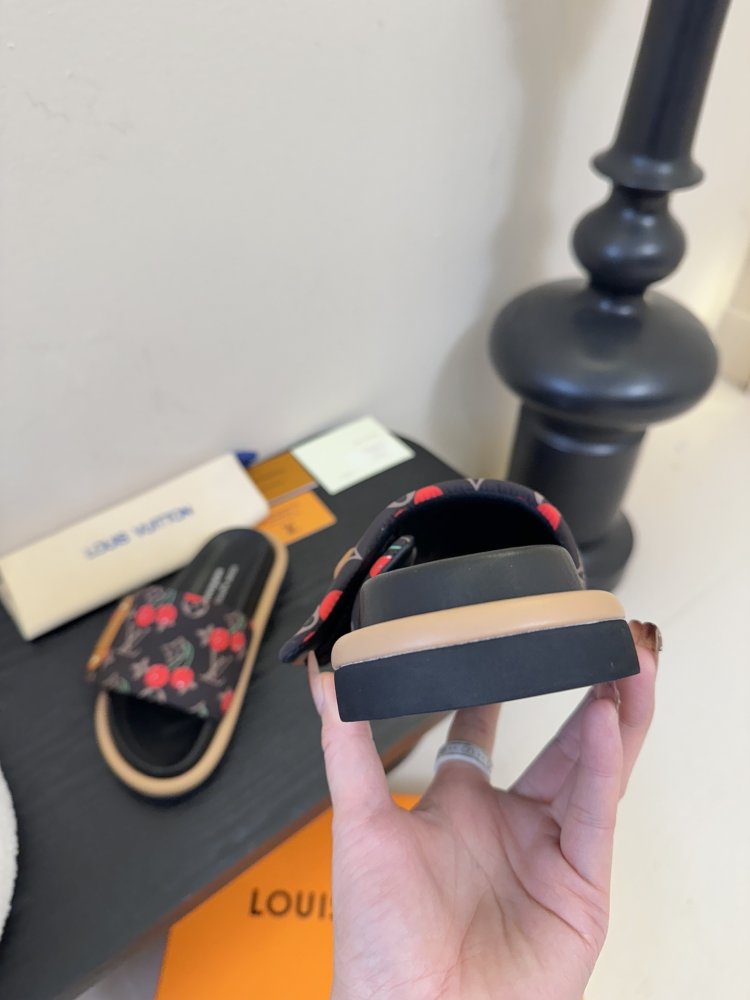 Шлепанцы женские фото 7