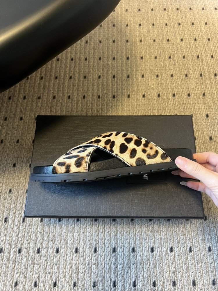 Шлепанцы женские фото 7