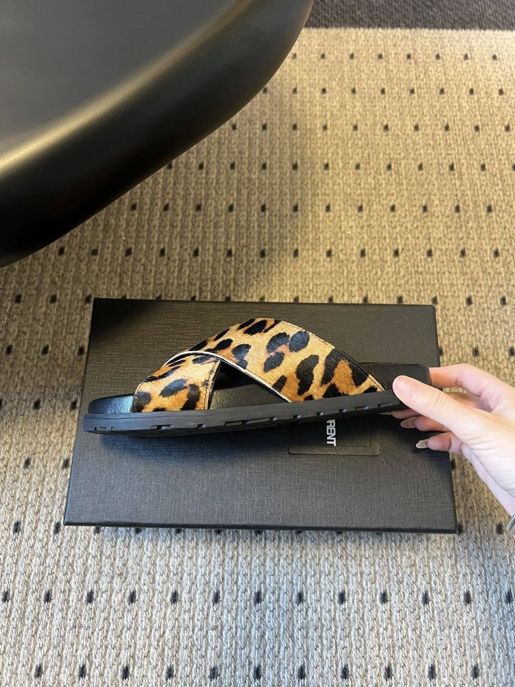 Шлепанцы женские фото 7