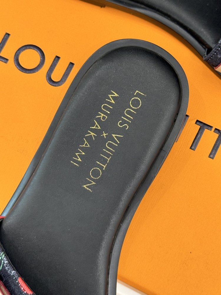 Шлепанцы женские фото 8