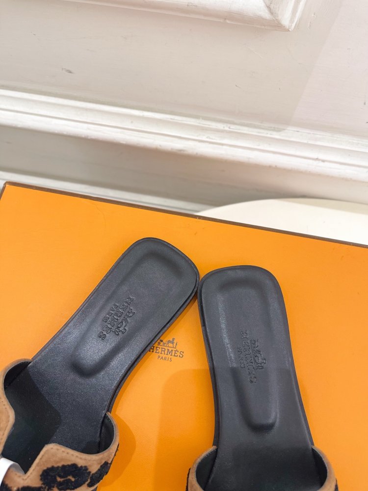 Шльопанці жіночі фото 8