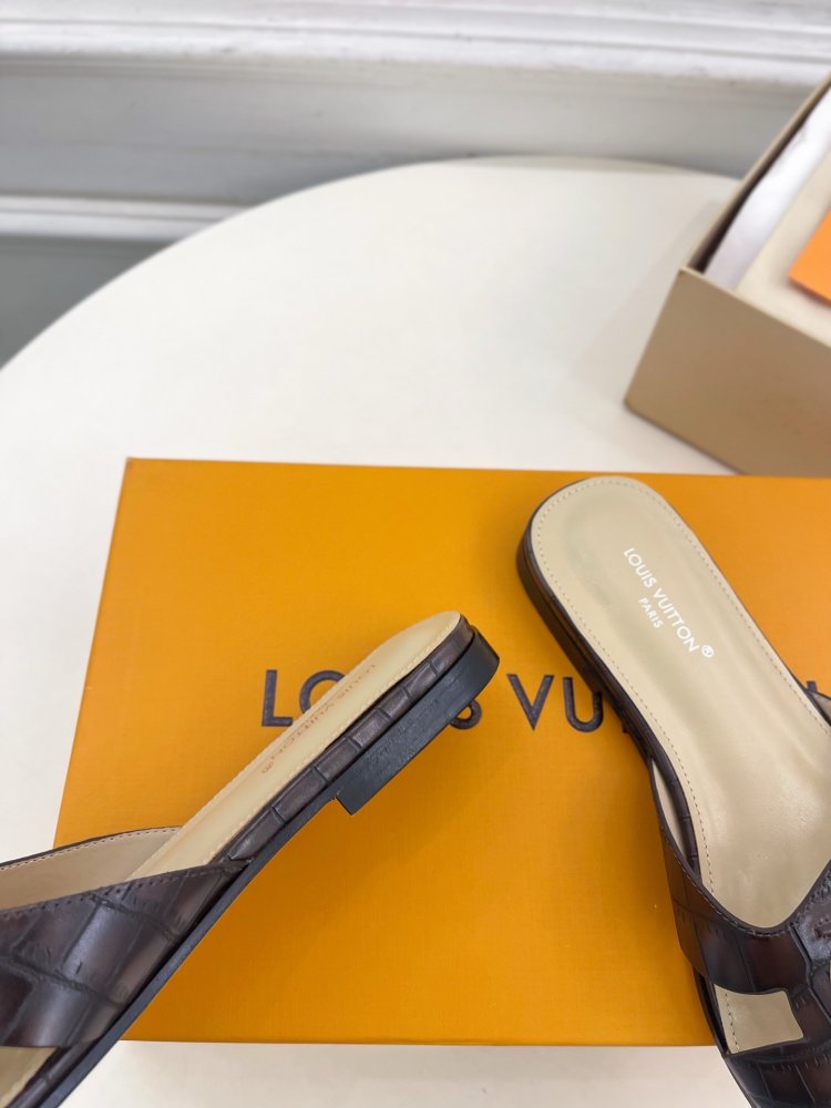 Шльопанці жіночі фото 8