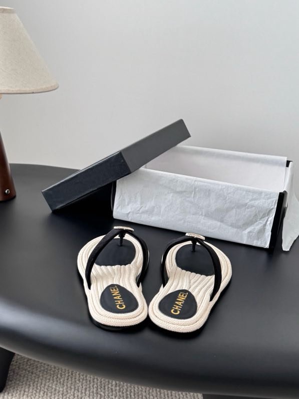 Шльопанці жіночі фото 8