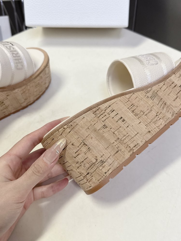 Шльопанці жіночі фото 8