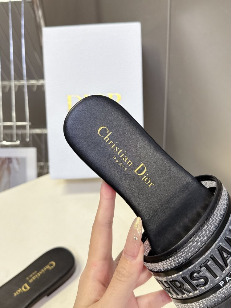 Шльопанці жіночі фото 8