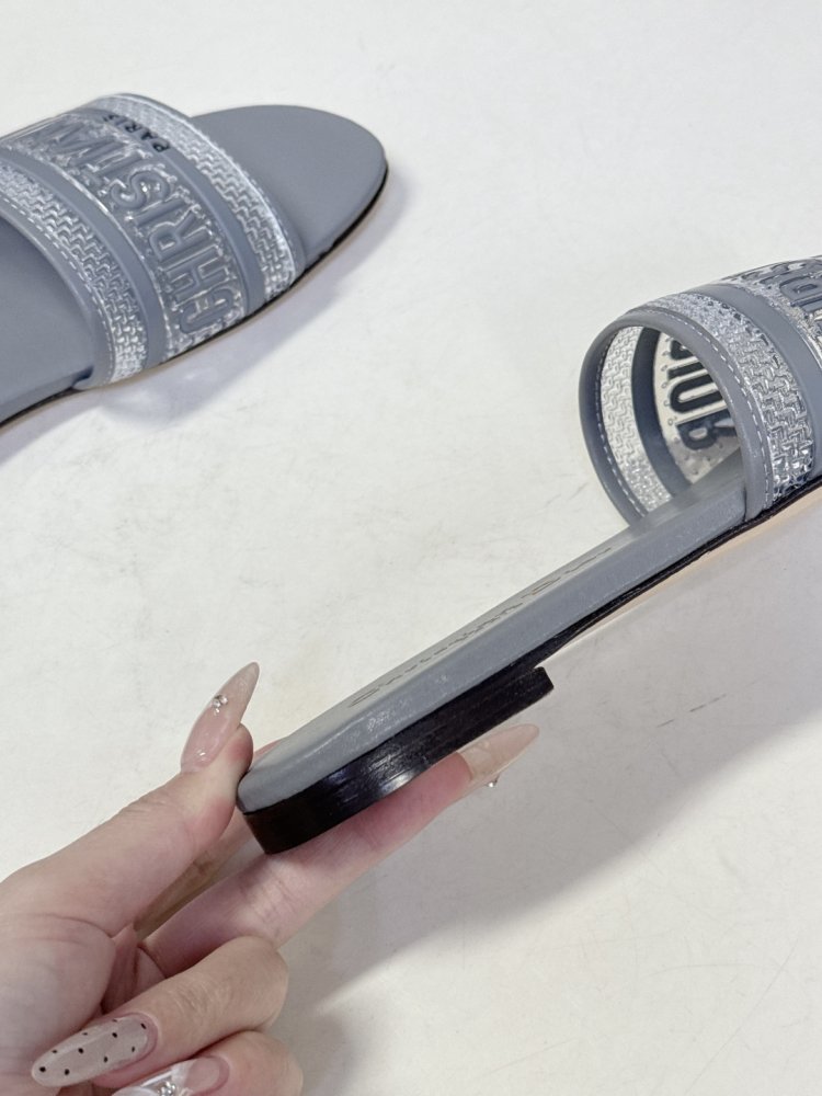 Шльопанці жіночі фото 8