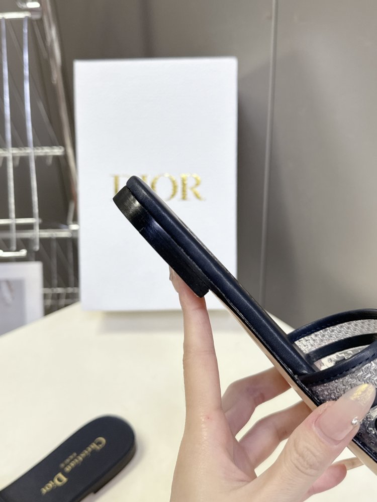 Шльопанці жіночі фото 8