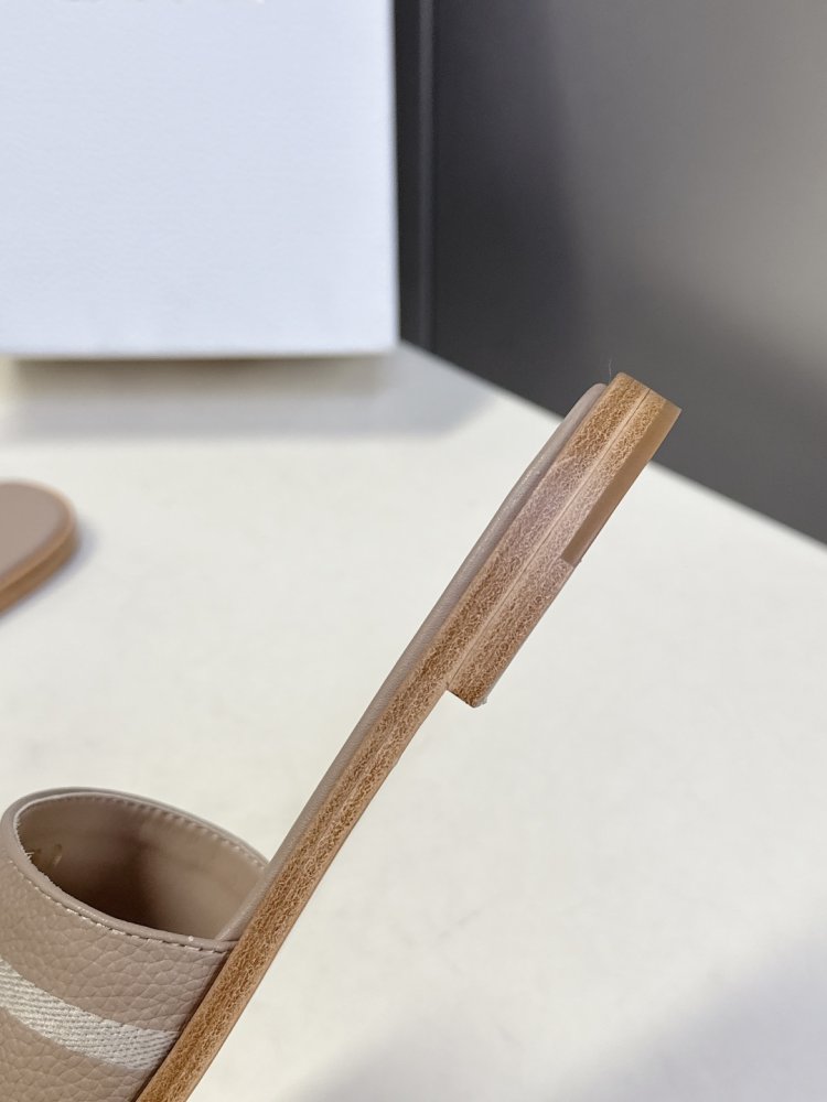 Шльопанці жіночі фото 8