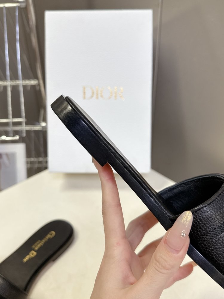 Шльопанці жіночі фото 8