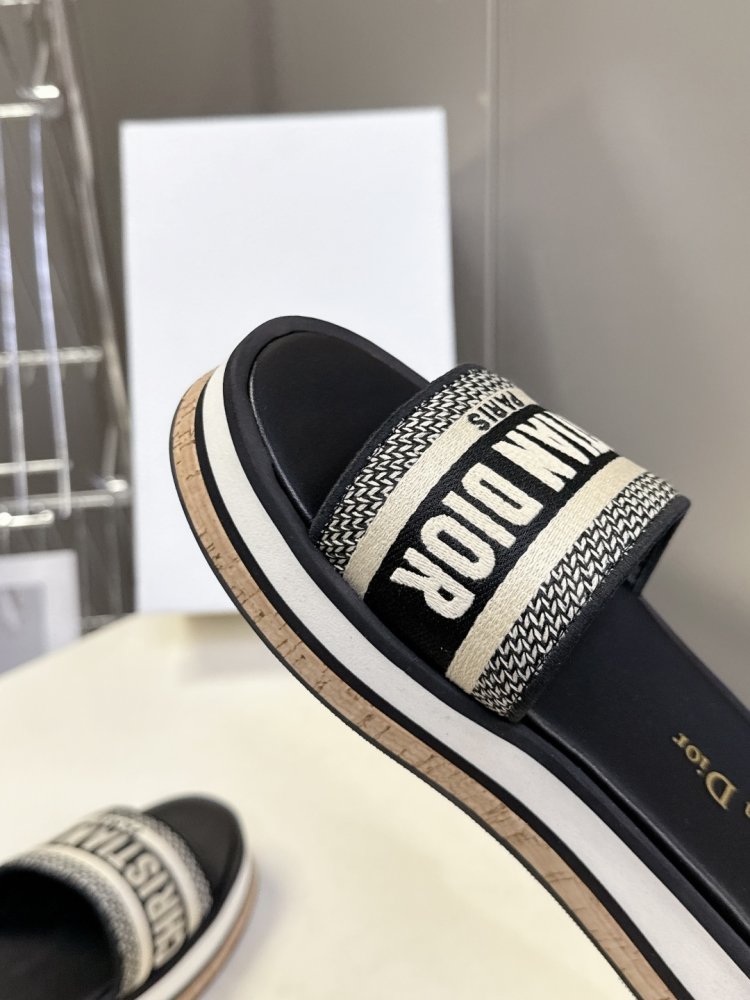 Шльопанці жіночі фото 8