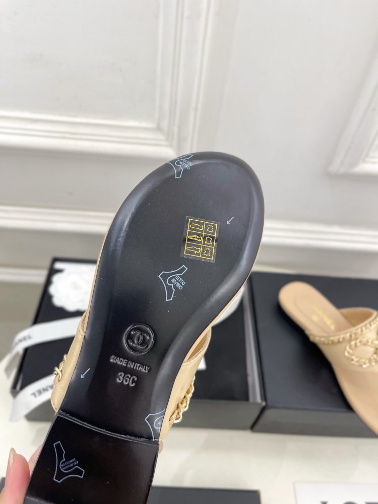 Шльопанці жіночі фото 9