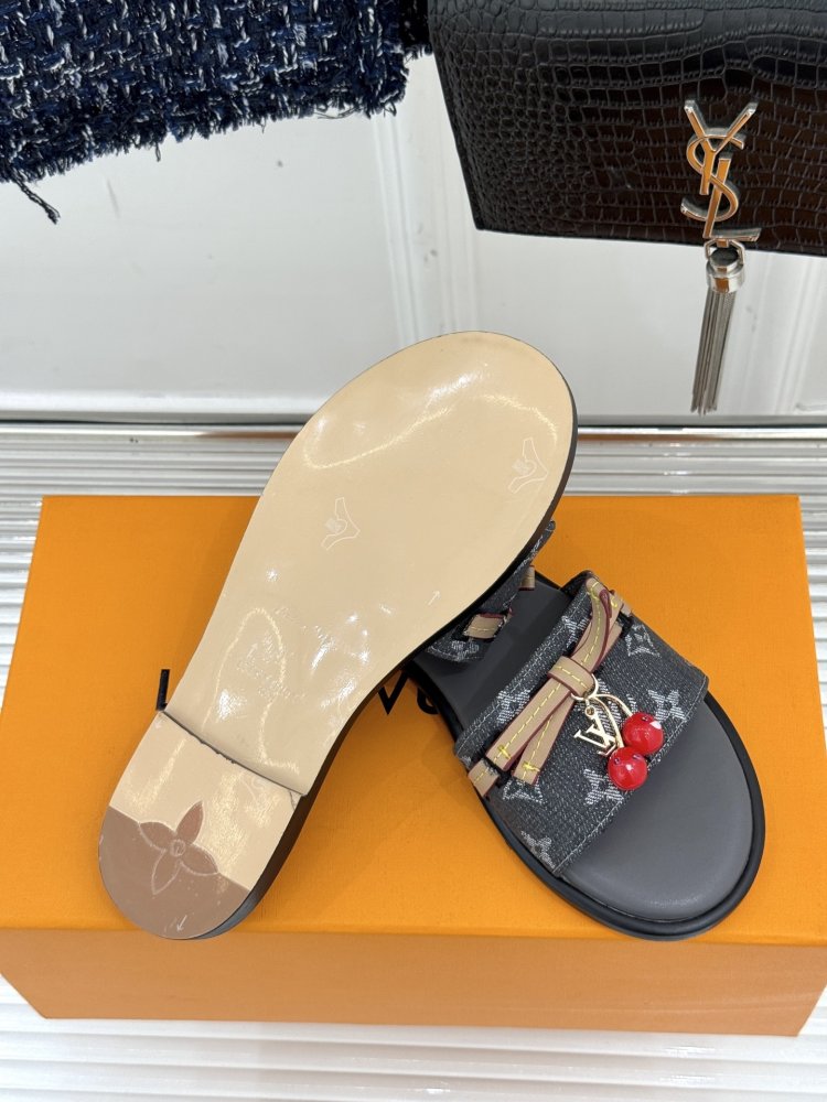 Шльопанці жіночі фото 9