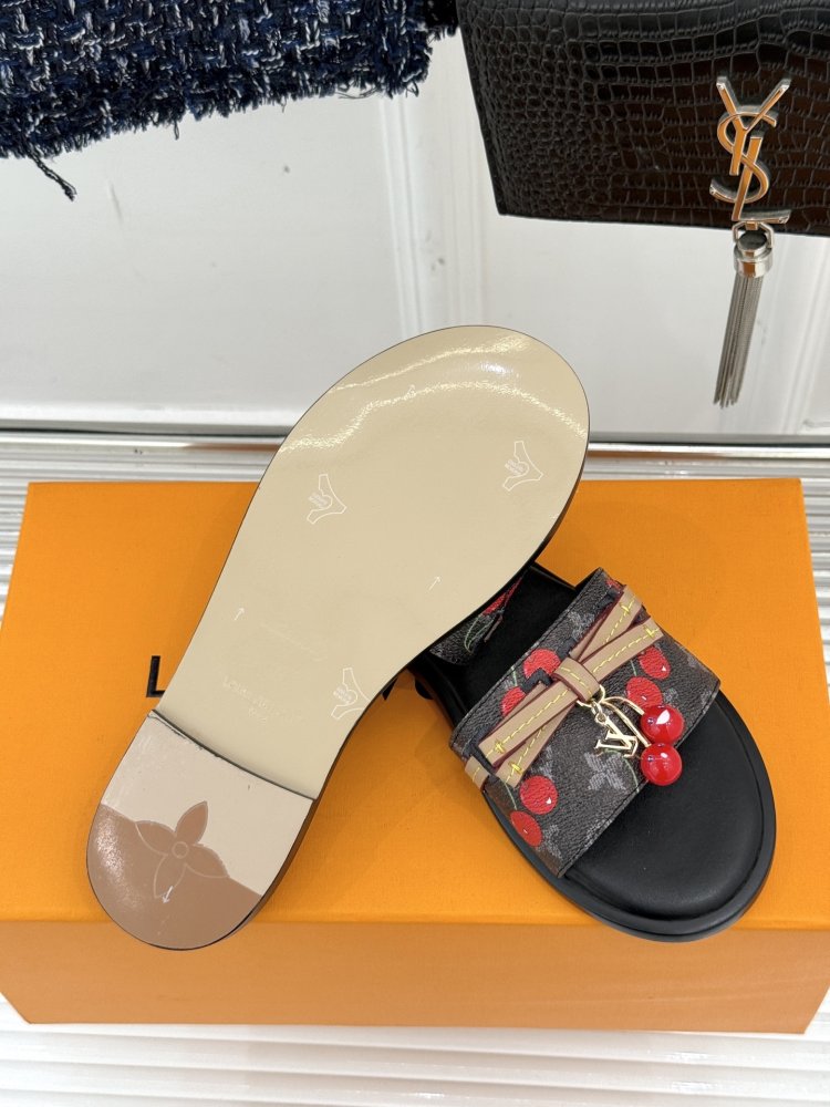 Шльопанці жіночі фото 9