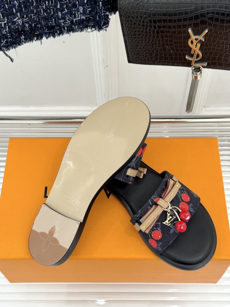 Шлепанцы женские фото 9