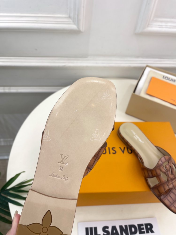 Шльопанці жіночі фото 9