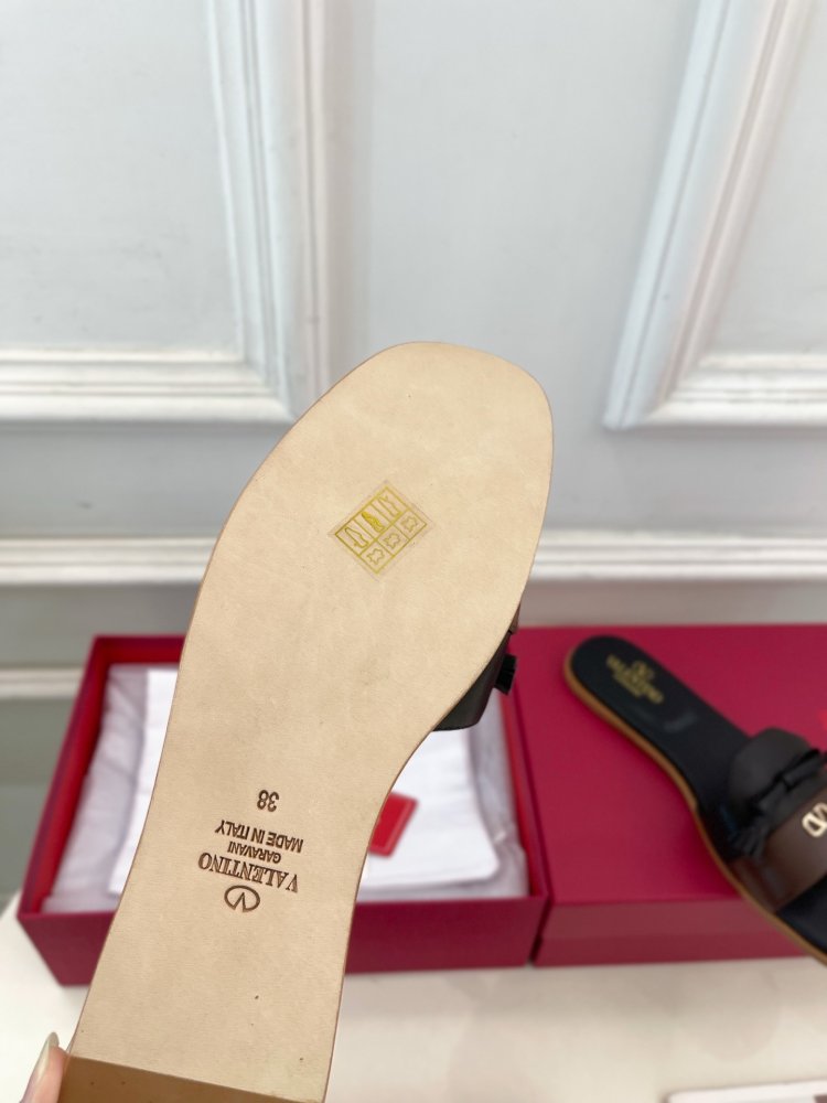 Шлепанцы женские фото 9