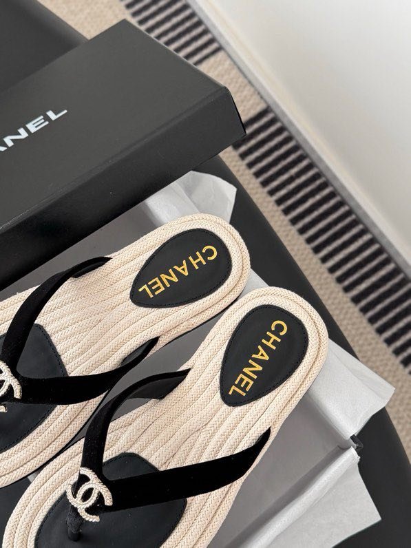 Шльопанці жіночі фото 9