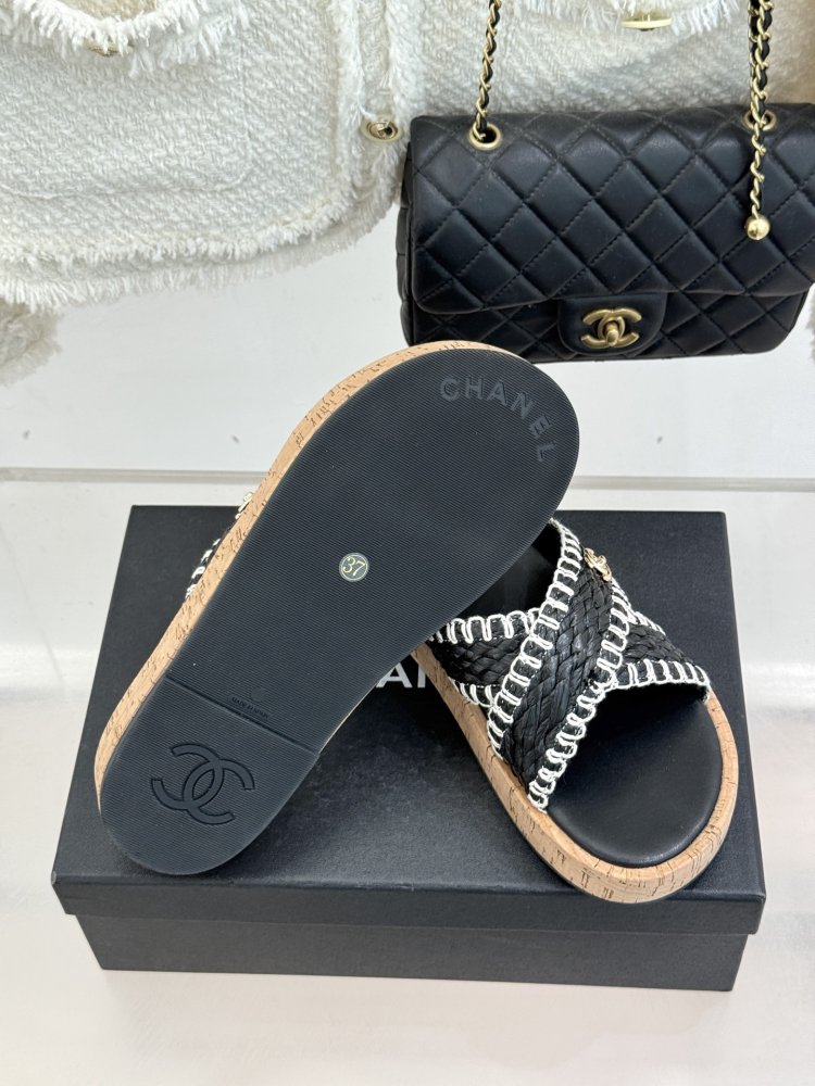 Шлепанцы женские фото 9