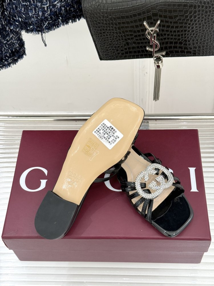 Шльопанці жіночі фото 9