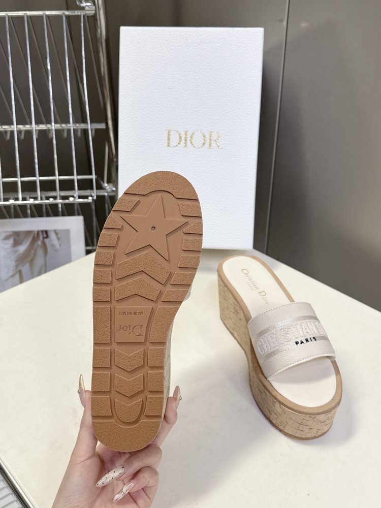 Шльопанці жіночі фото 9