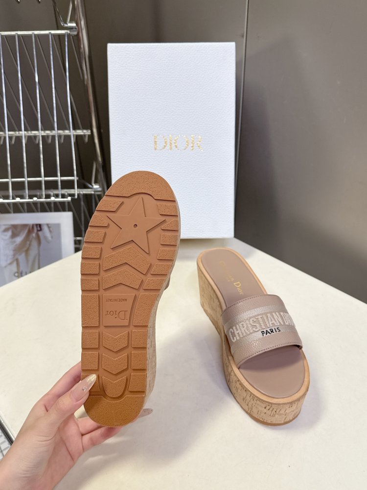 Шлепанцы женские фото 9