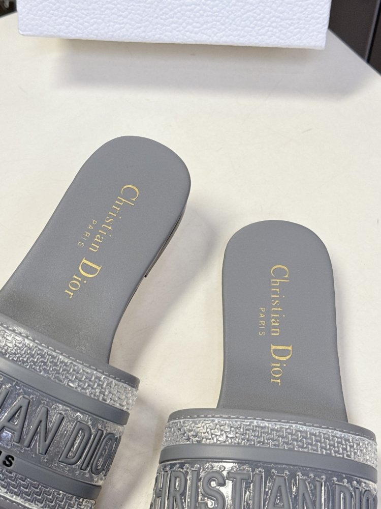 Шльопанці жіночі фото 9