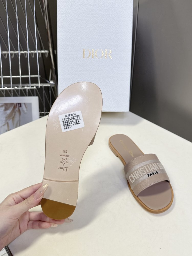 Шльопанці жіночі фото 9